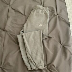 Men’s Nike Heather Gray Sweatpants with Elastic Waistband and Tapered Legs Sz S